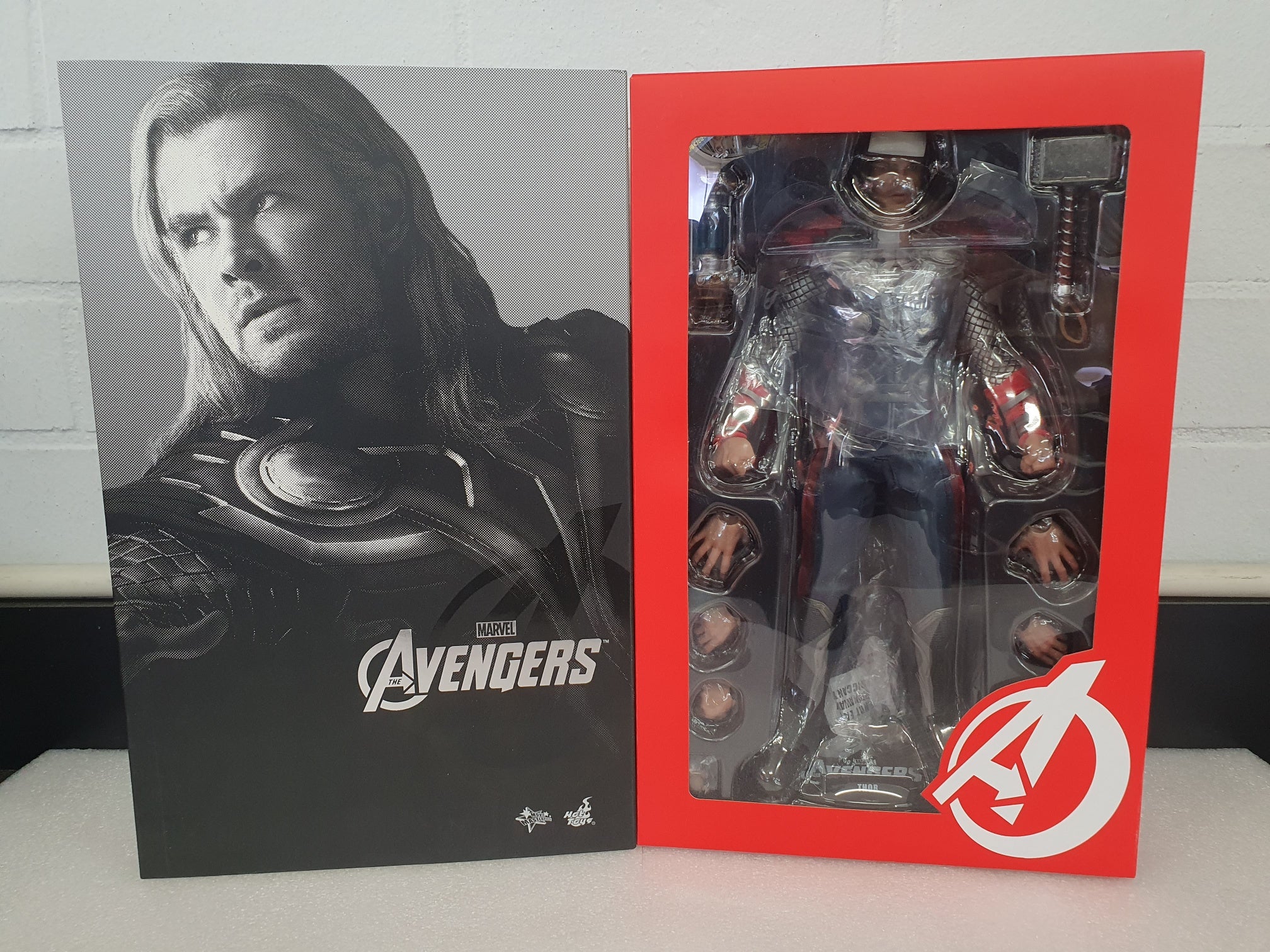 THE AVENGERS THOR 1/6TH SCALE LIMITED EDITION COLLECTABLE HOT TOY FIGU –  FanBase Collectables